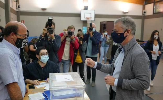 Iñigo Urkullu depositando su voto en el colegio de Durango. 