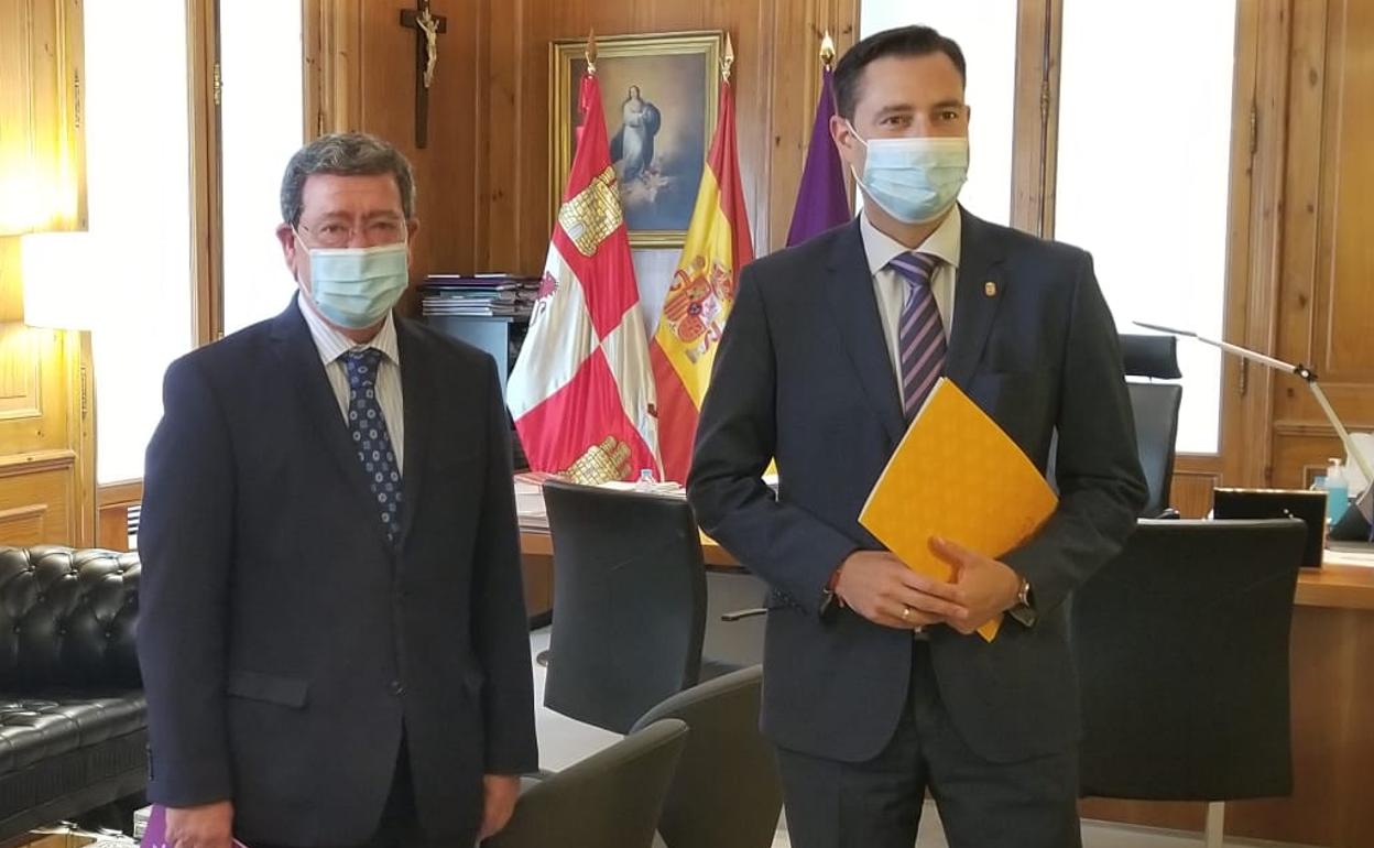 César Rico, presidente de la Diputación, y Daniel de la Rosa, alcalde de Burgos, han sellado el convenio de promoción de la provincia y la capital. 