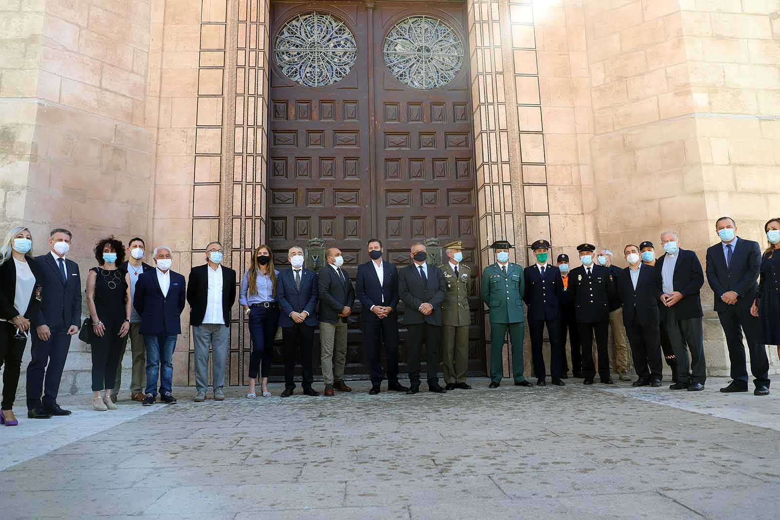 Fotos: Las Federaciones de Hostelería y Comercio homenajean a las víctimas de pandemia