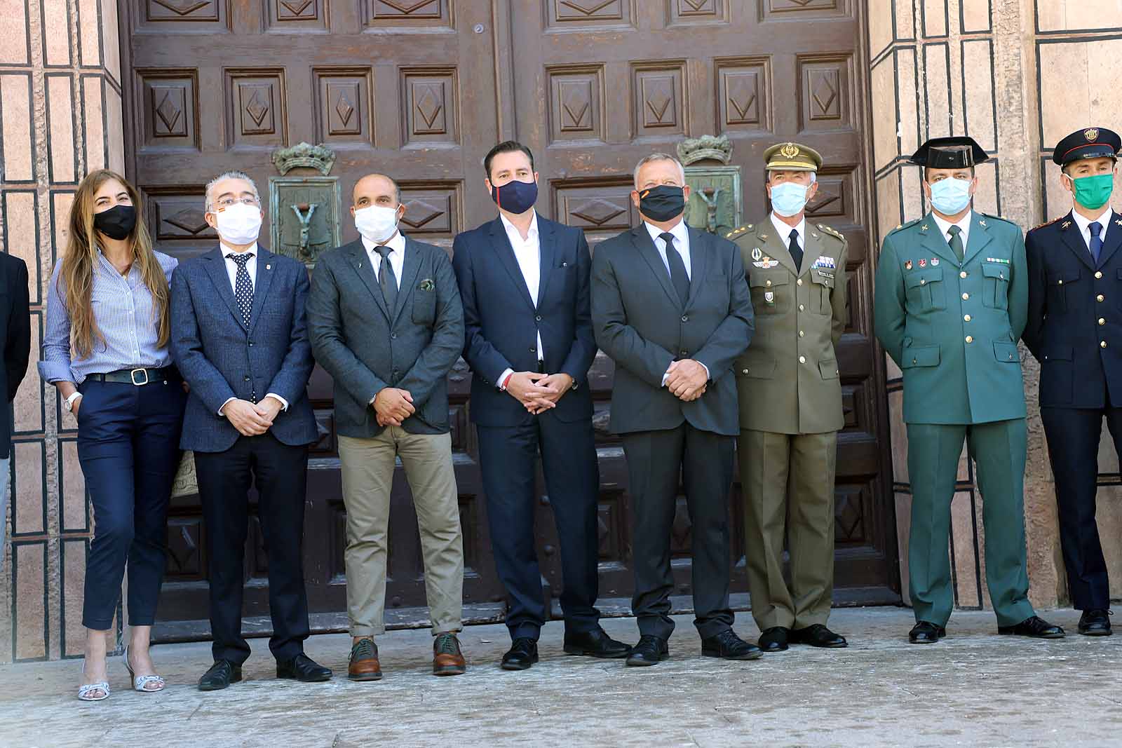 Fotos: Las Federaciones de Hostelería y Comercio homenajean a las víctimas de pandemia