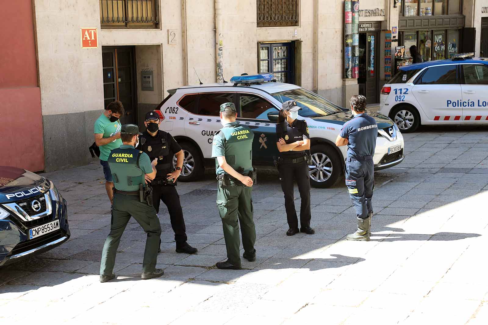 Fotos: Las Federaciones de Hostelería y Comercio homenajean a las víctimas de pandemia