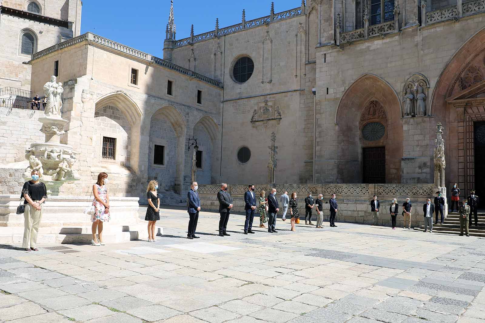 Fotos: Las Federaciones de Hostelería y Comercio homenajean a las víctimas de pandemia