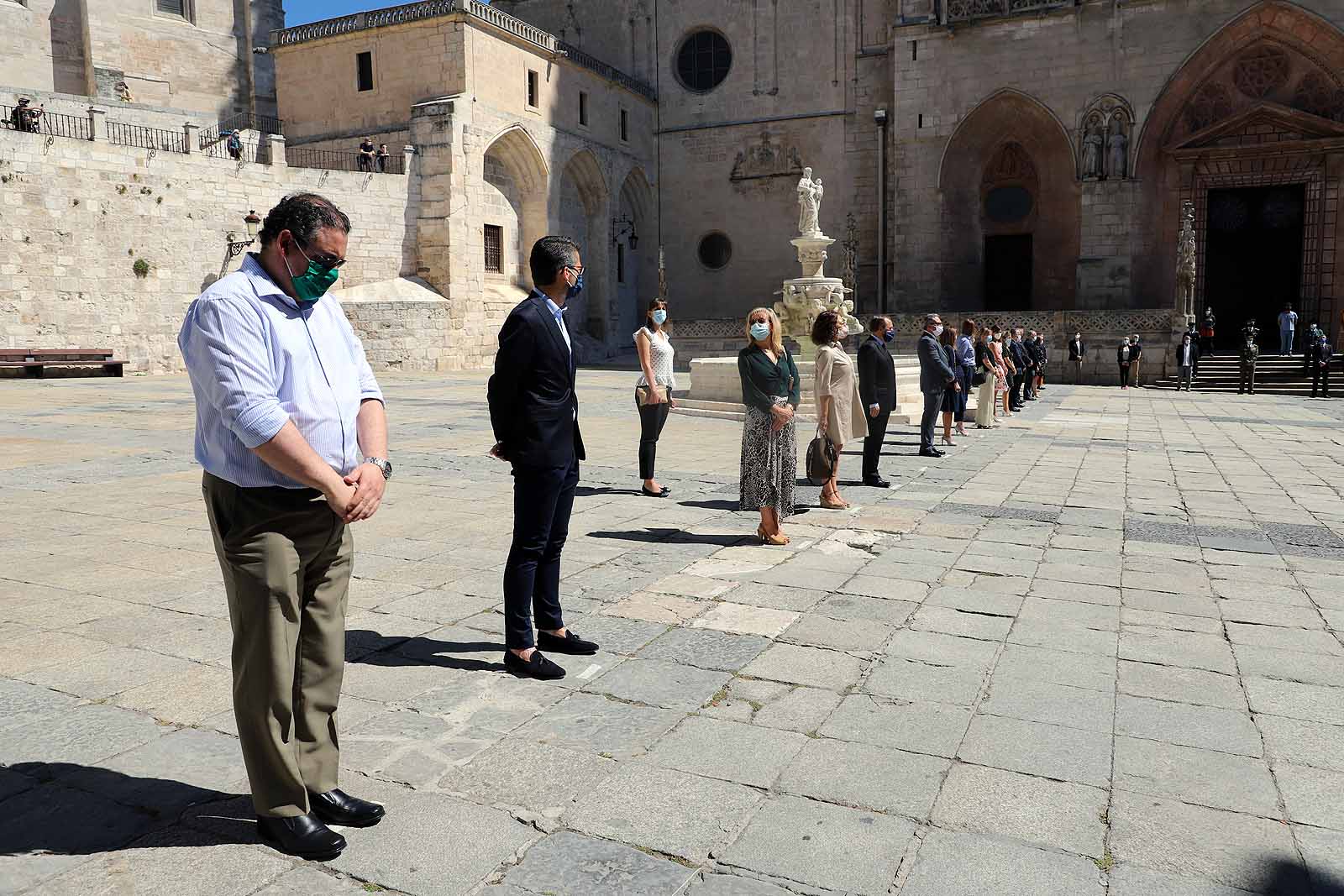 Fotos: Las Federaciones de Hostelería y Comercio homenajean a las víctimas de pandemia