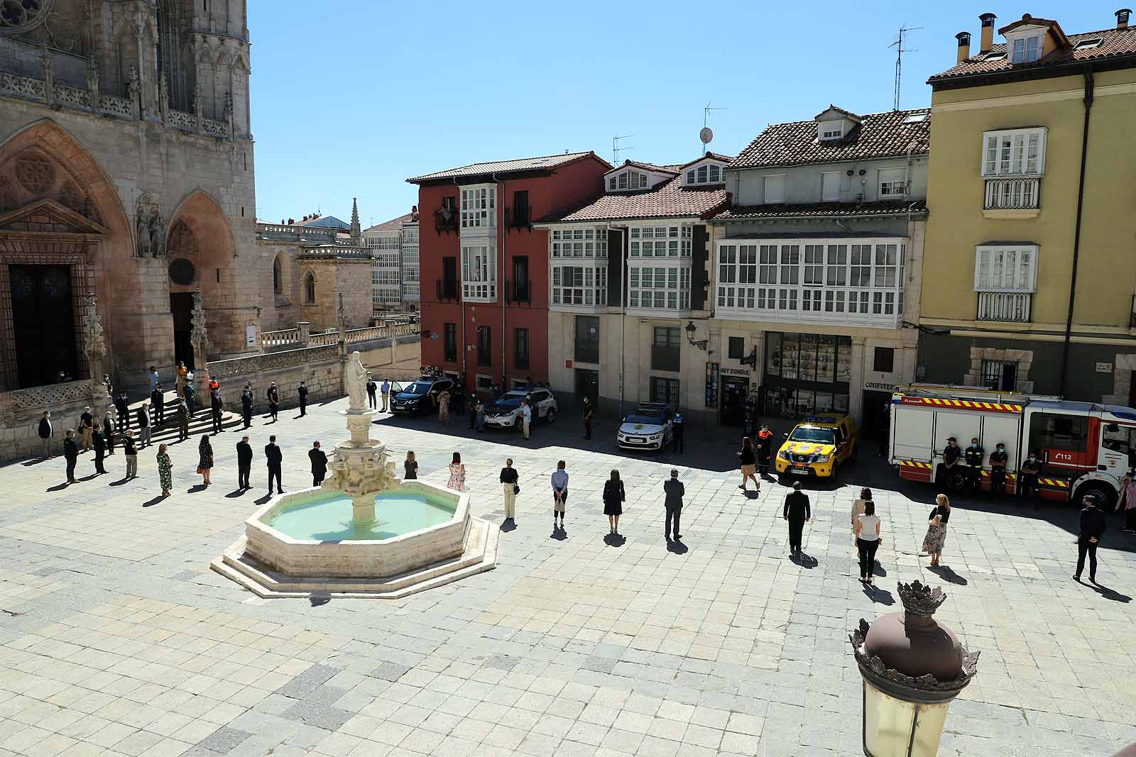 Fotos: Las Federaciones de Hostelería y Comercio homenajean a las víctimas de pandemia