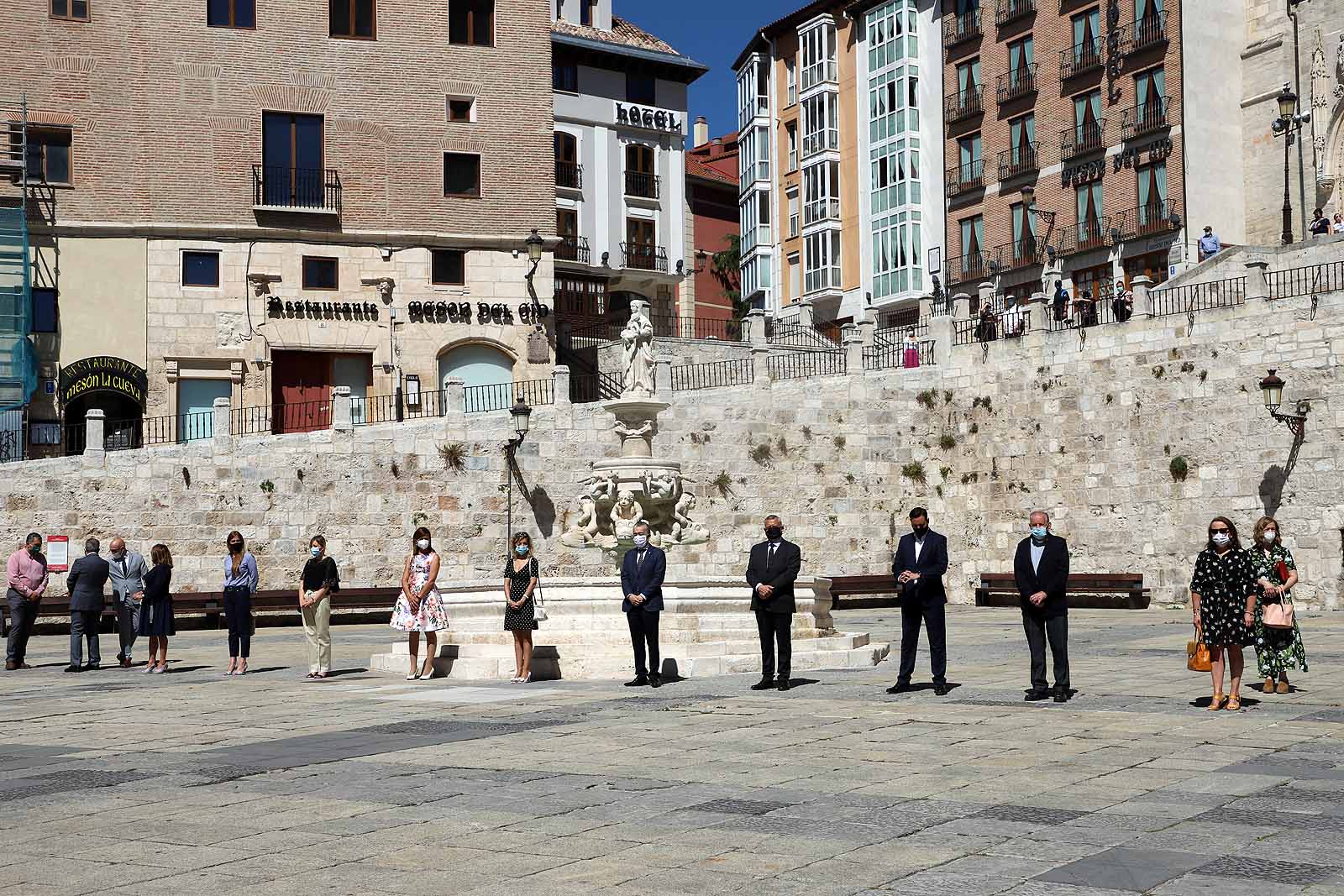 Fotos: Las Federaciones de Hostelería y Comercio homenajean a las víctimas de pandemia