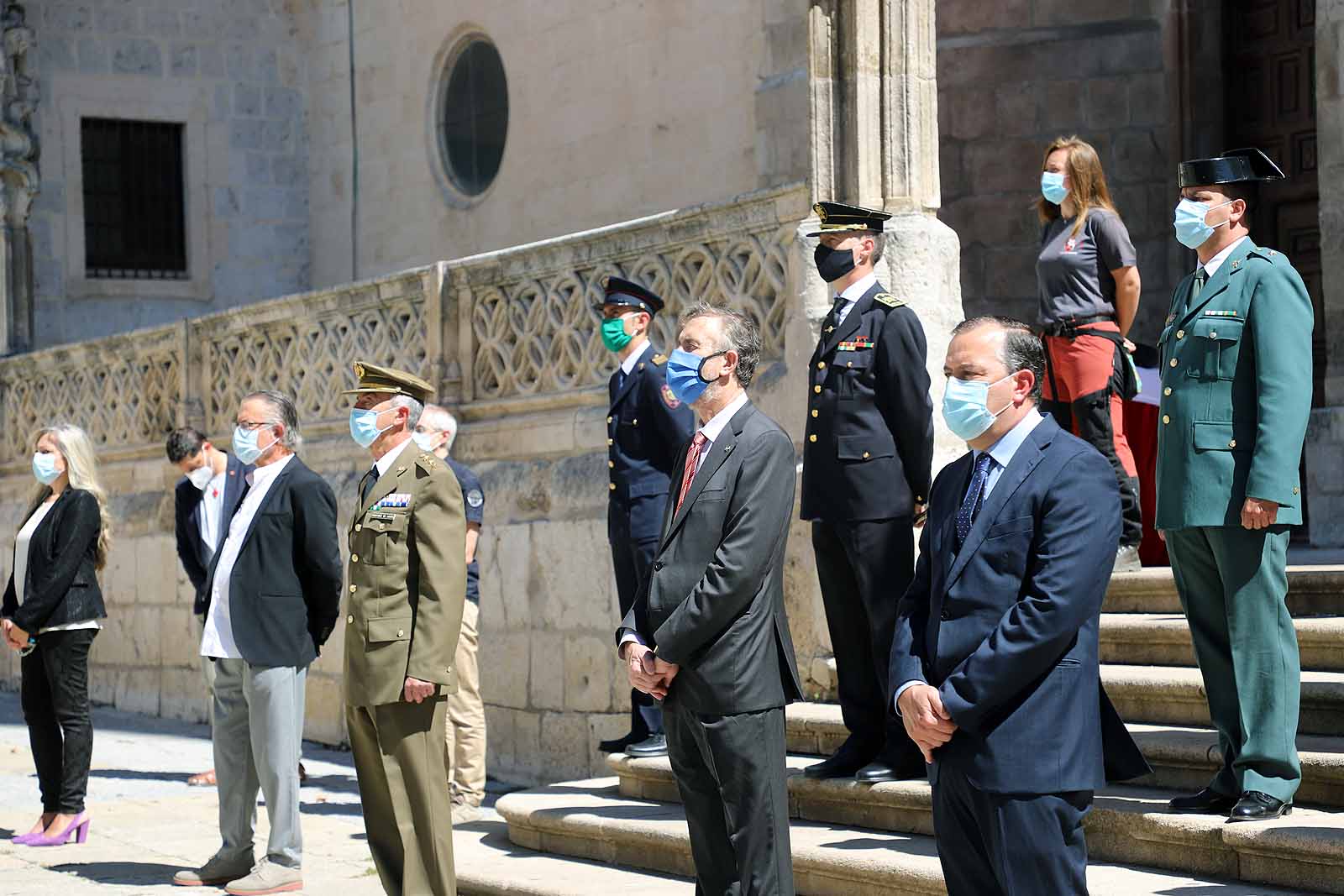 Fotos: Las Federaciones de Hostelería y Comercio homenajean a las víctimas de pandemia