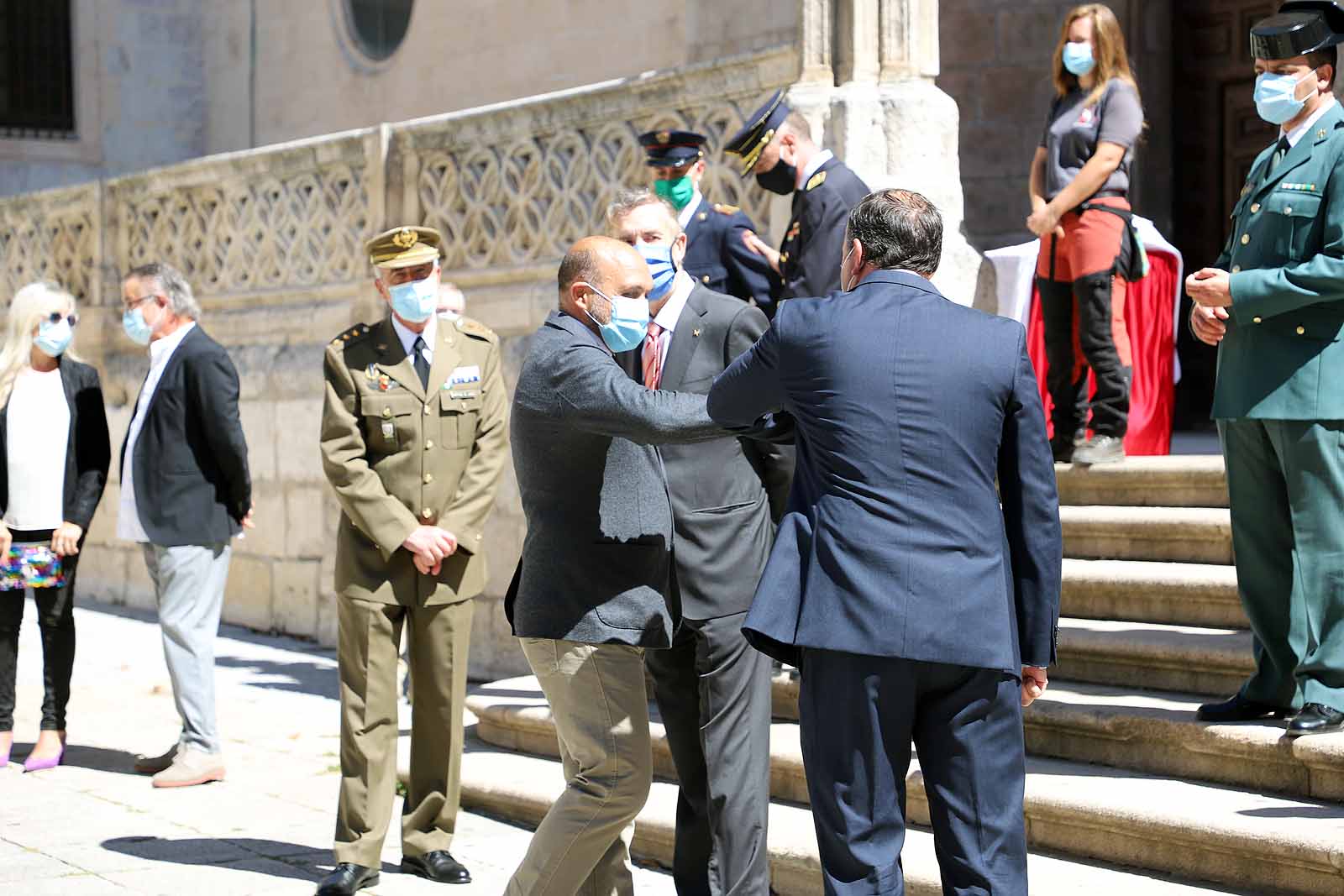 Fotos: Las Federaciones de Hostelería y Comercio homenajean a las víctimas de pandemia