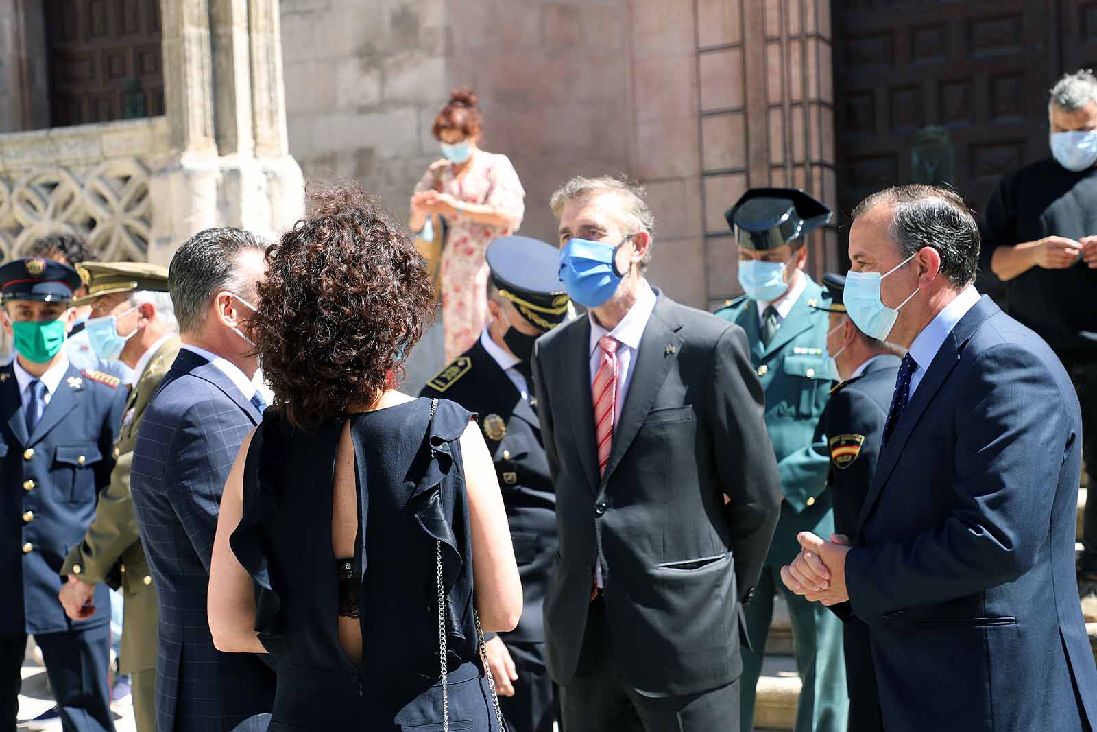 Fotos: Las Federaciones de Hostelería y Comercio homenajean a las víctimas de pandemia