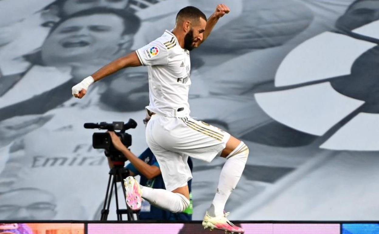 Benzema celebra el primero de sus dos goles al Villarreal.