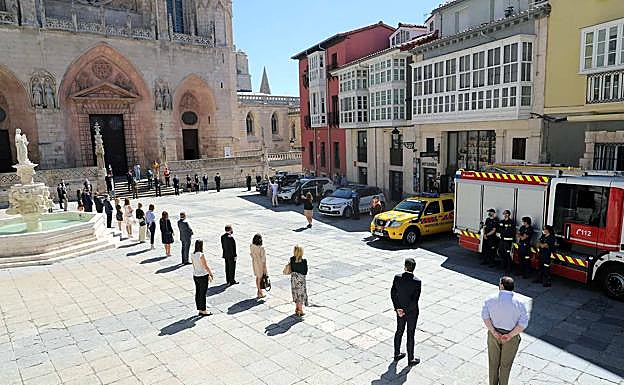 Silencio y repicar de campanas como homenaje a víctimas y 'héroes' de la pandemia