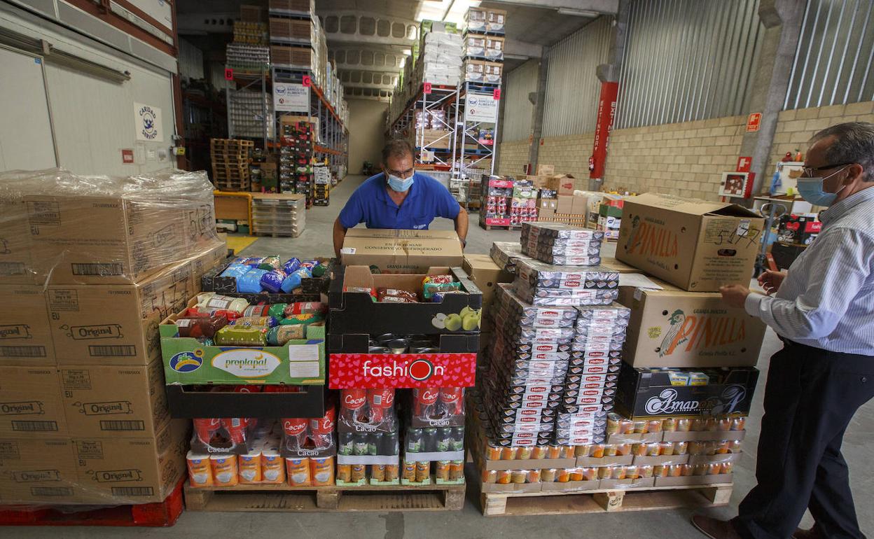 Voluntarios del Banco de Alimentos preparan este martes lotes con víveres para las familias más desfavorecidas. 