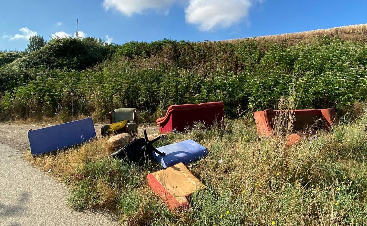 Muebles abandonados a las afueras de la ciudad. 