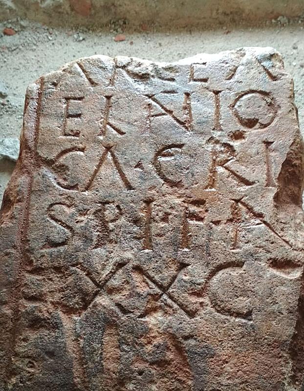 Imagen de una de las estelas.