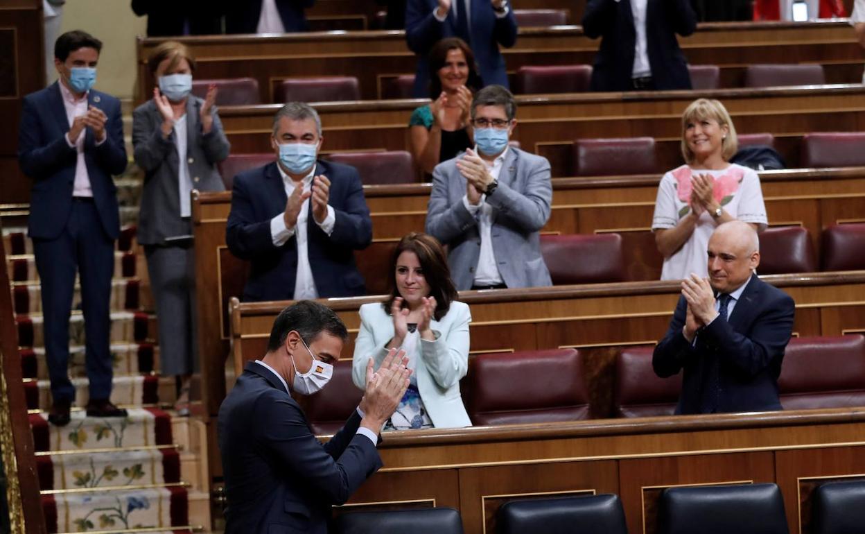 Pedro Sánchez recibe los aplausos en el Congreso. 