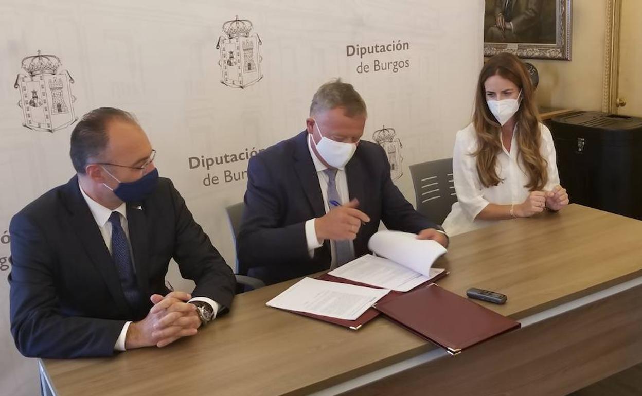 El vicepresidente de la Diputación firma los créditos con los representantes de las entidades financieras. 