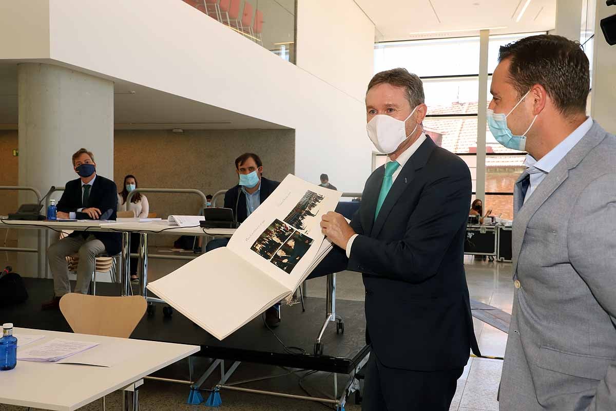 Fotos: Homenaje a Javier Lacalle en su último pleno en Burgos