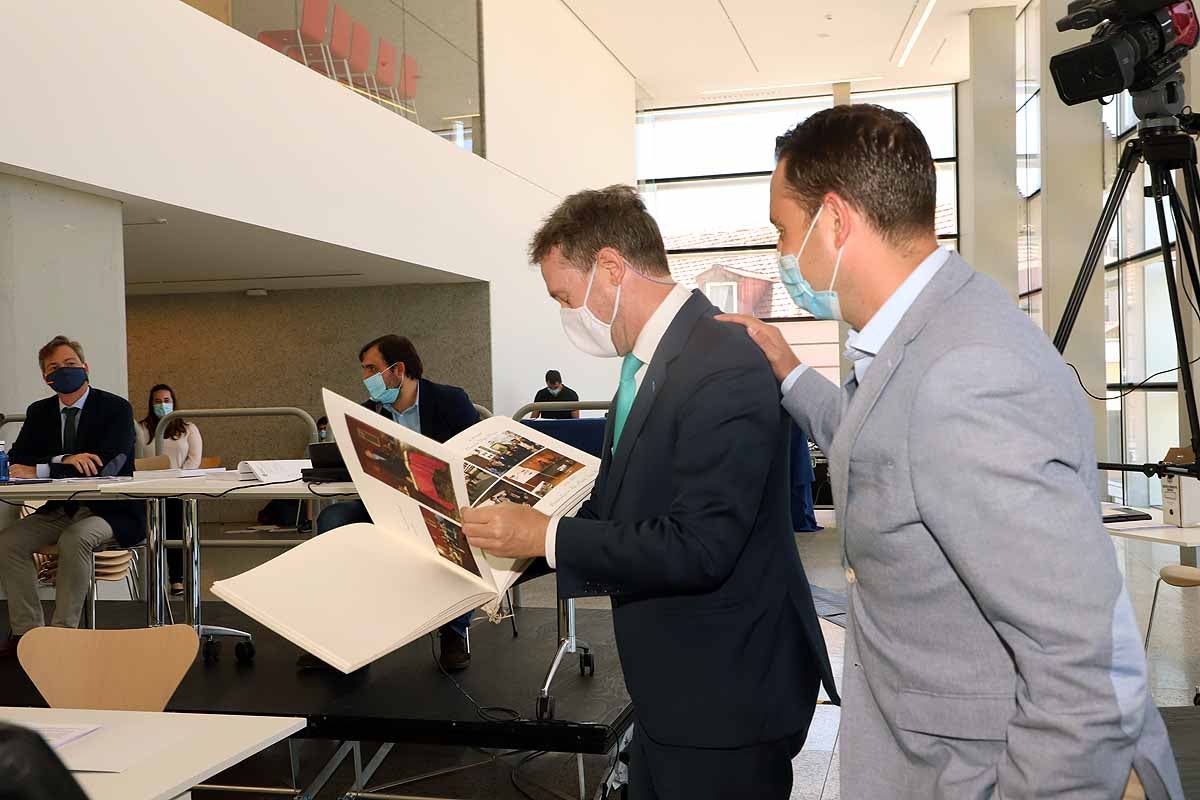Fotos: Homenaje a Javier Lacalle en su último pleno en Burgos
