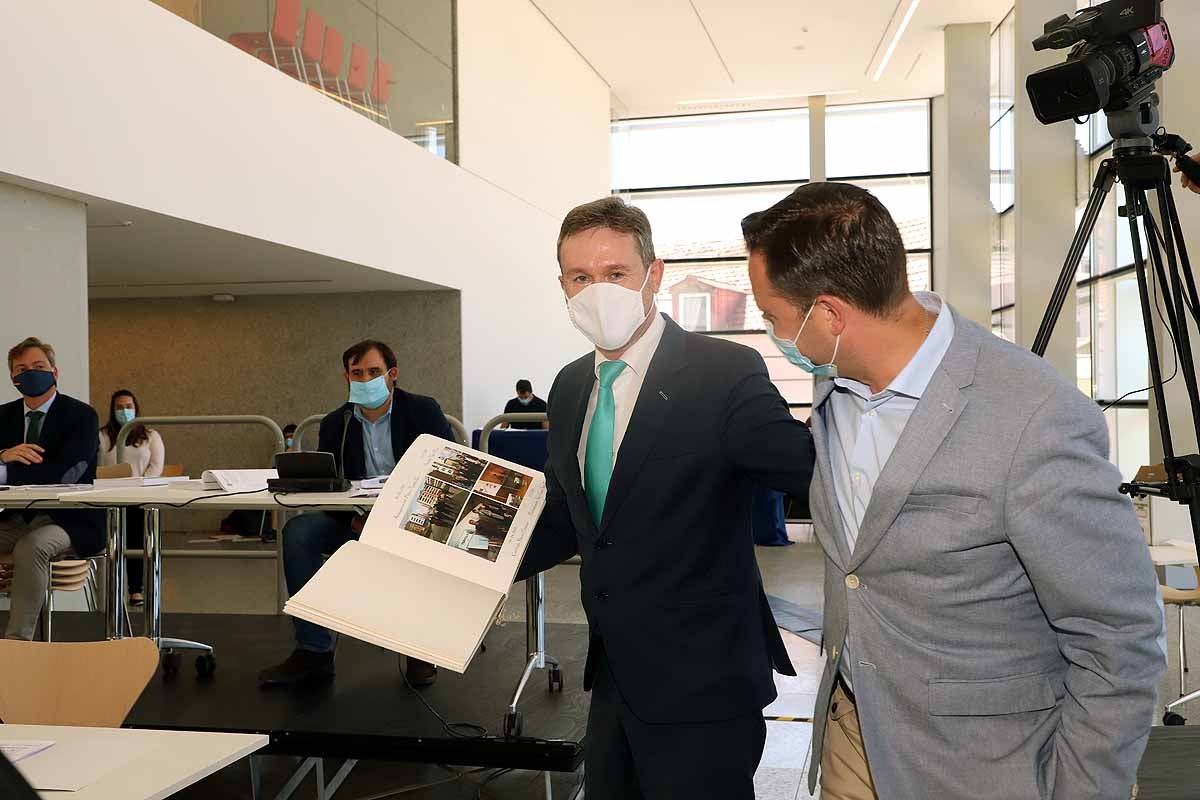 Fotos: Homenaje a Javier Lacalle en su último pleno en Burgos