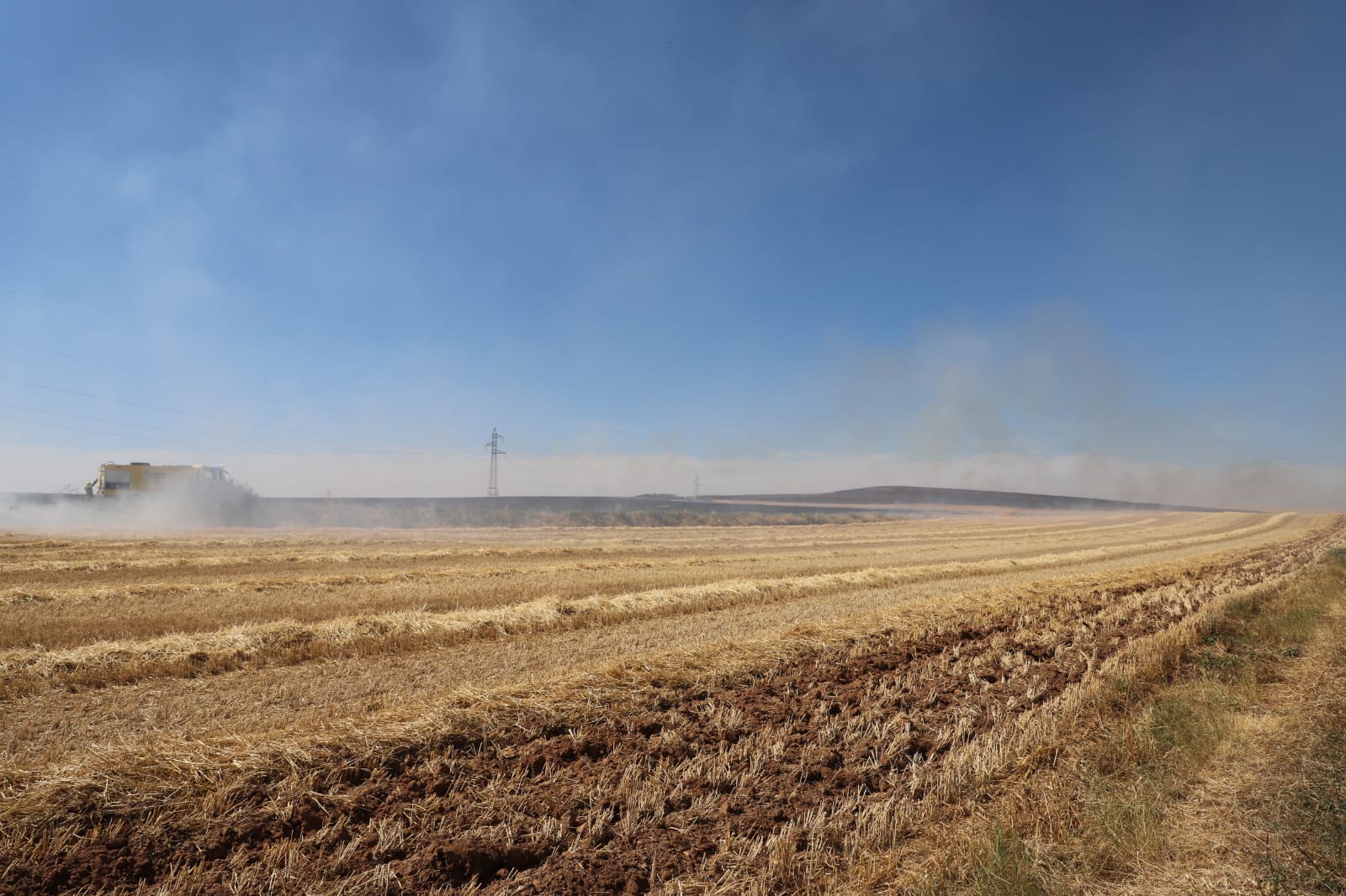 Fotos: Las llamas devoran una gran zona de terreno agrícola entre Arcos y Villangómez