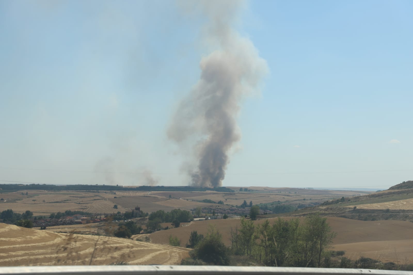 Fotos: Las llamas devoran una gran zona de terreno agrícola entre Arcos y Villangómez