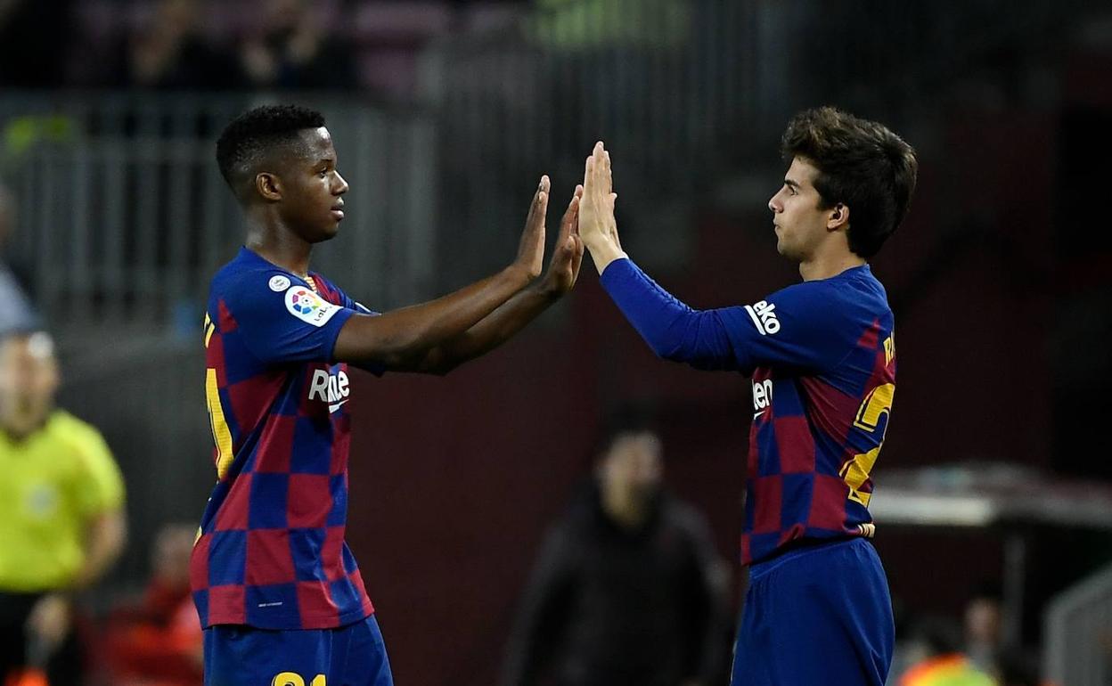 Riqui Puig releva a Ansu Fati durante un partido de esta temporada. 