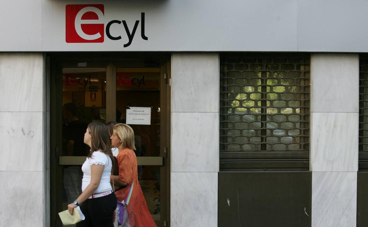 Dos personas caminan ante una de las oficinas del Ecyl en Castilla y León. 