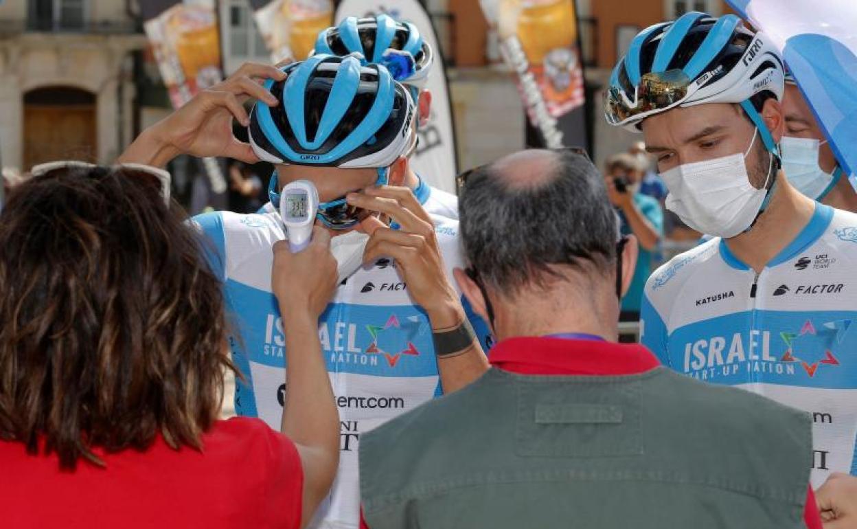 Toma de temperatura previa al inicio de la primera etapa de la Vuelta a Burgos.