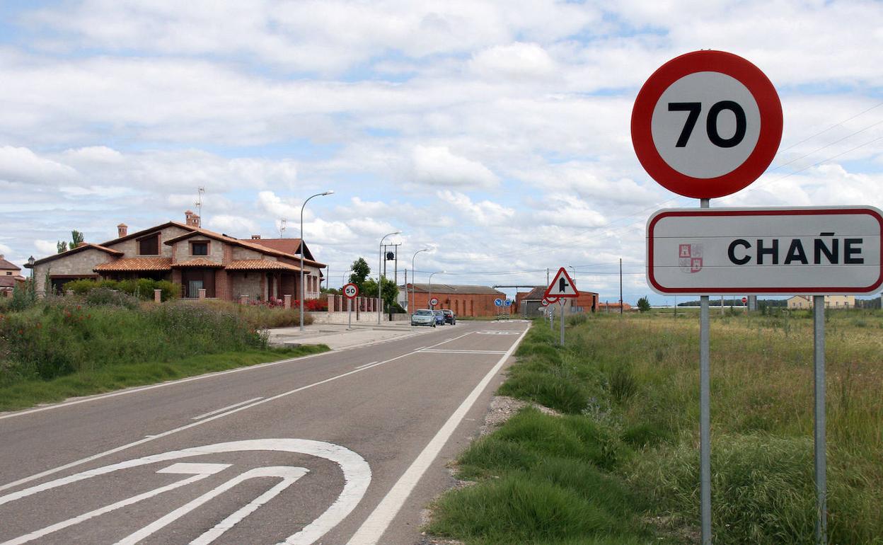 Acceso a la localidad segoviana de Chañe, donde se ha localizado el brote. 