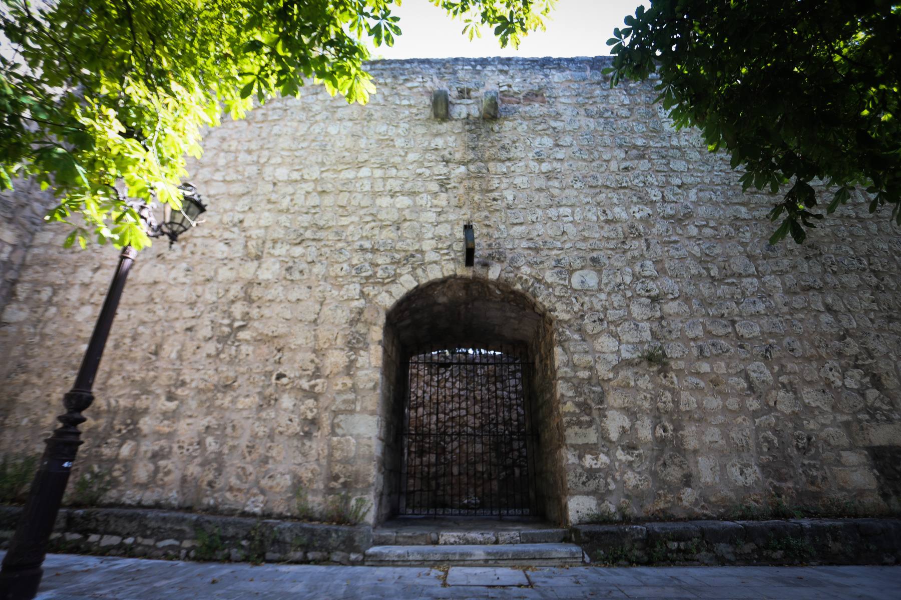 La Puerta de la Judería era una entrada secundaria a la ciudad, que daba acceso al barrio judío. Hoy da acceso a viviendas. Se ubica en el paseo de Los Cubos, junto a la Torre de Doña Lambra.
