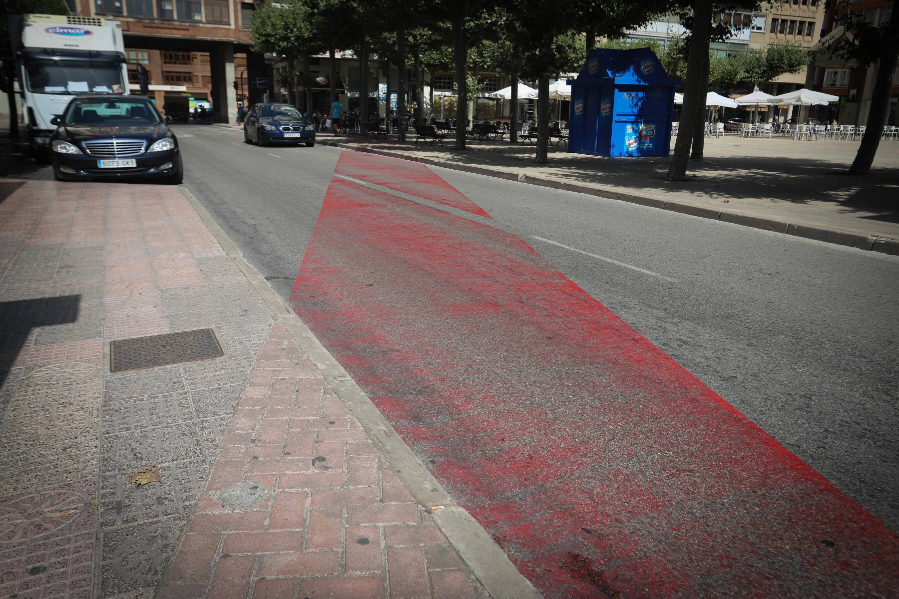 La expansión de la ciudad en los S.XVIII y XIX obligó a derribar partes de la muralla. Una banda roja que atraviesa la actual Plaza de España recuerda el trazado de la muralla perdida.