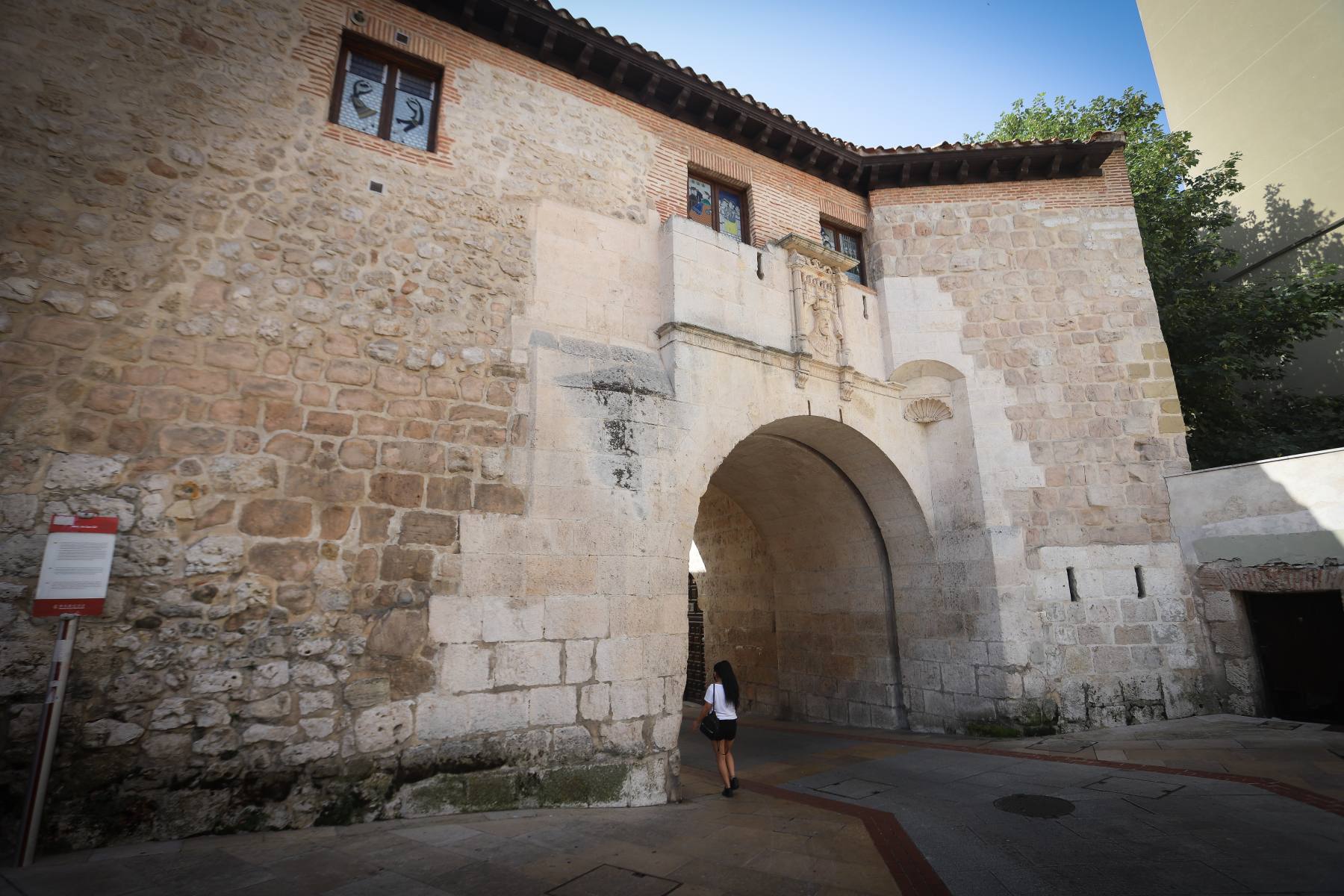 La puerta de San Gil es una de las que mejor se conservan, aunque su aspecto actual también es diferente al que presentaba originalmente.