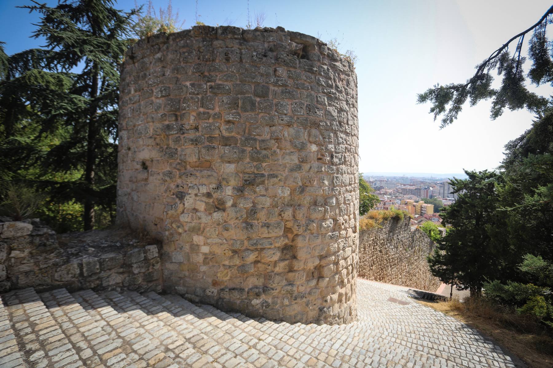 Casi la mitad de las antiguas murallas de la ciudad siguen en pie. 