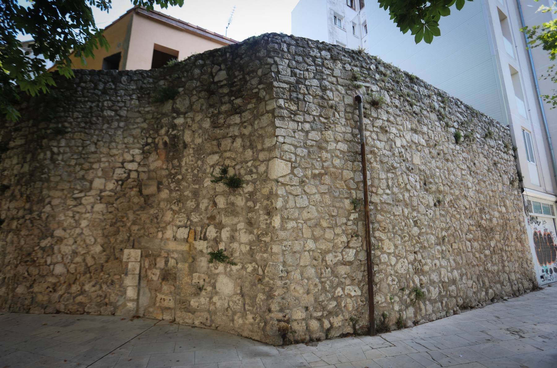 Casi la mitad de las antiguas murallas de la ciudad siguen en pie. 