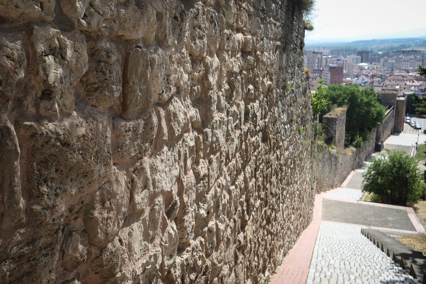 Casi la mitad de las antiguas murallas de la ciudad siguen en pie. 