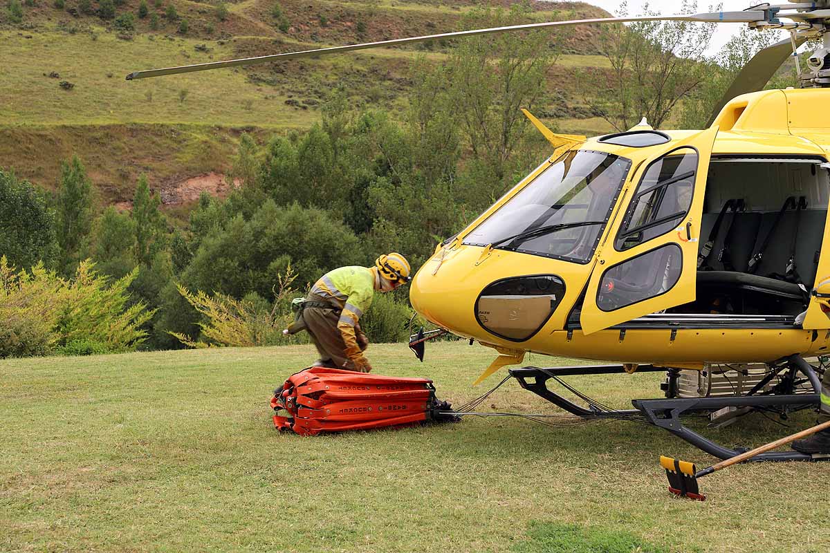 Fotos: Rapidez y eficacia, los incendios también se combaten desde el aire