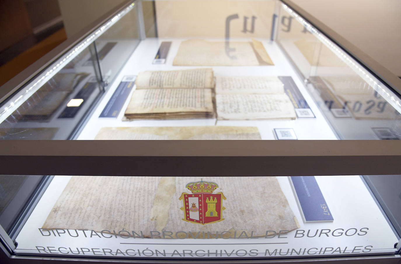 El Consulado del Mar acoge hasta el 23 de agosto la exposición 'Cuando la costumbre se hace norma' que reúne el patrimonio documental de 47 entidades locales.