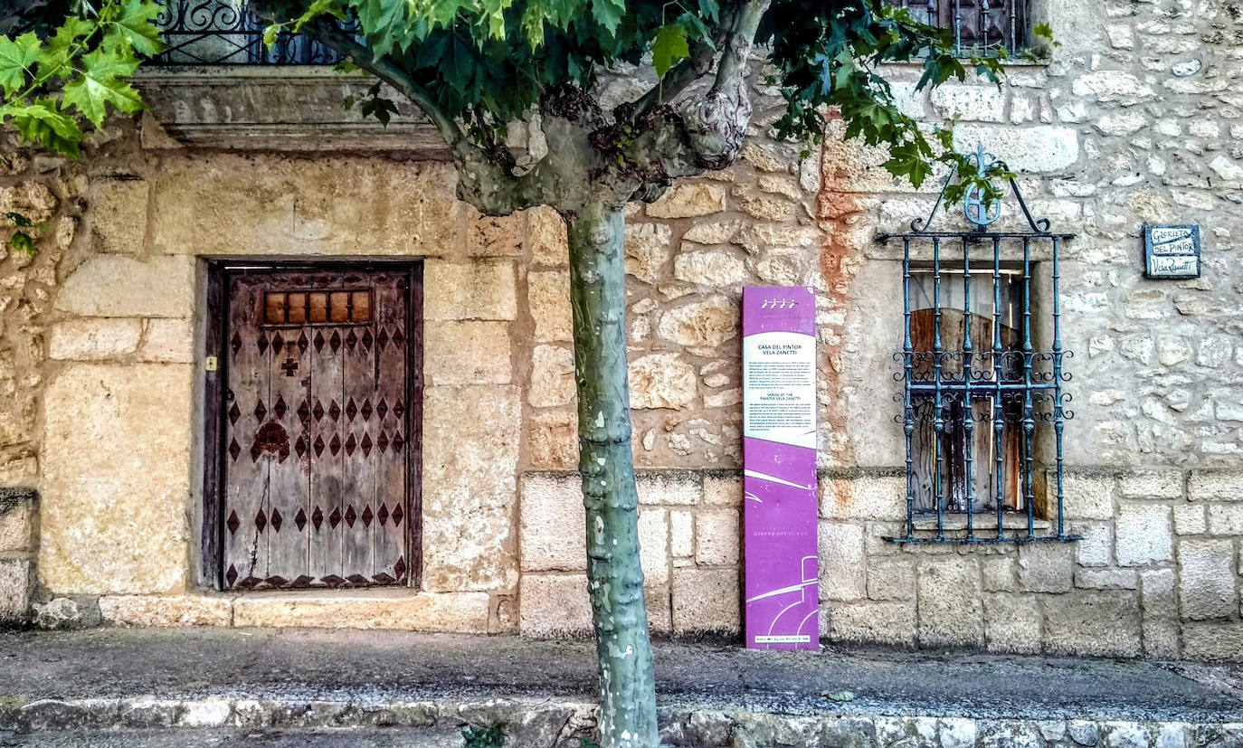 Imagen principal - Exteriores de la casa del pintar Vela Zanetti y exposición 'Sobre-escrituras' de Rufo Criado bajo un mural de Vela Zanetti en el Arco Santa María de Burgos. 