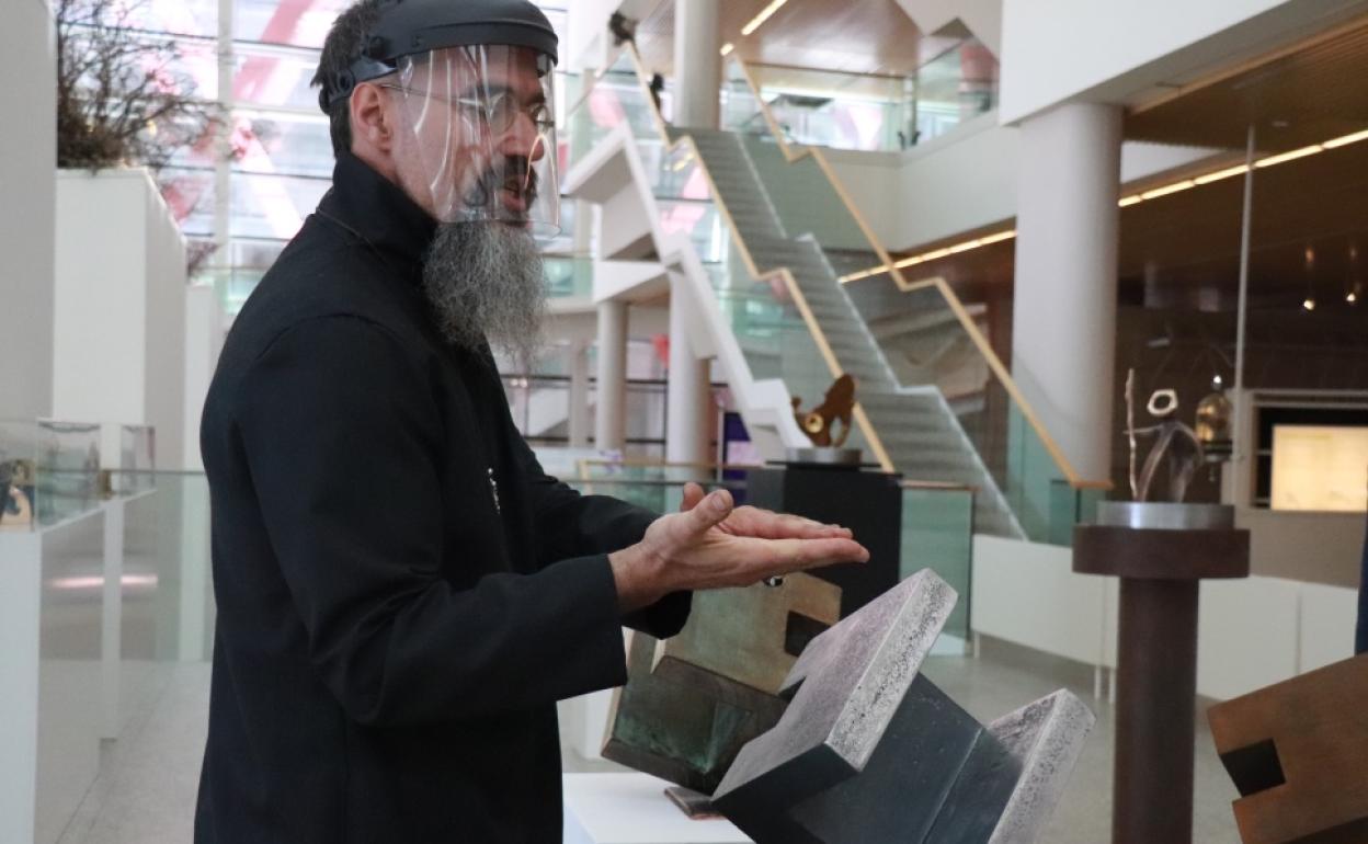 Óscar Martín con algunas de las obras de la exposición. 