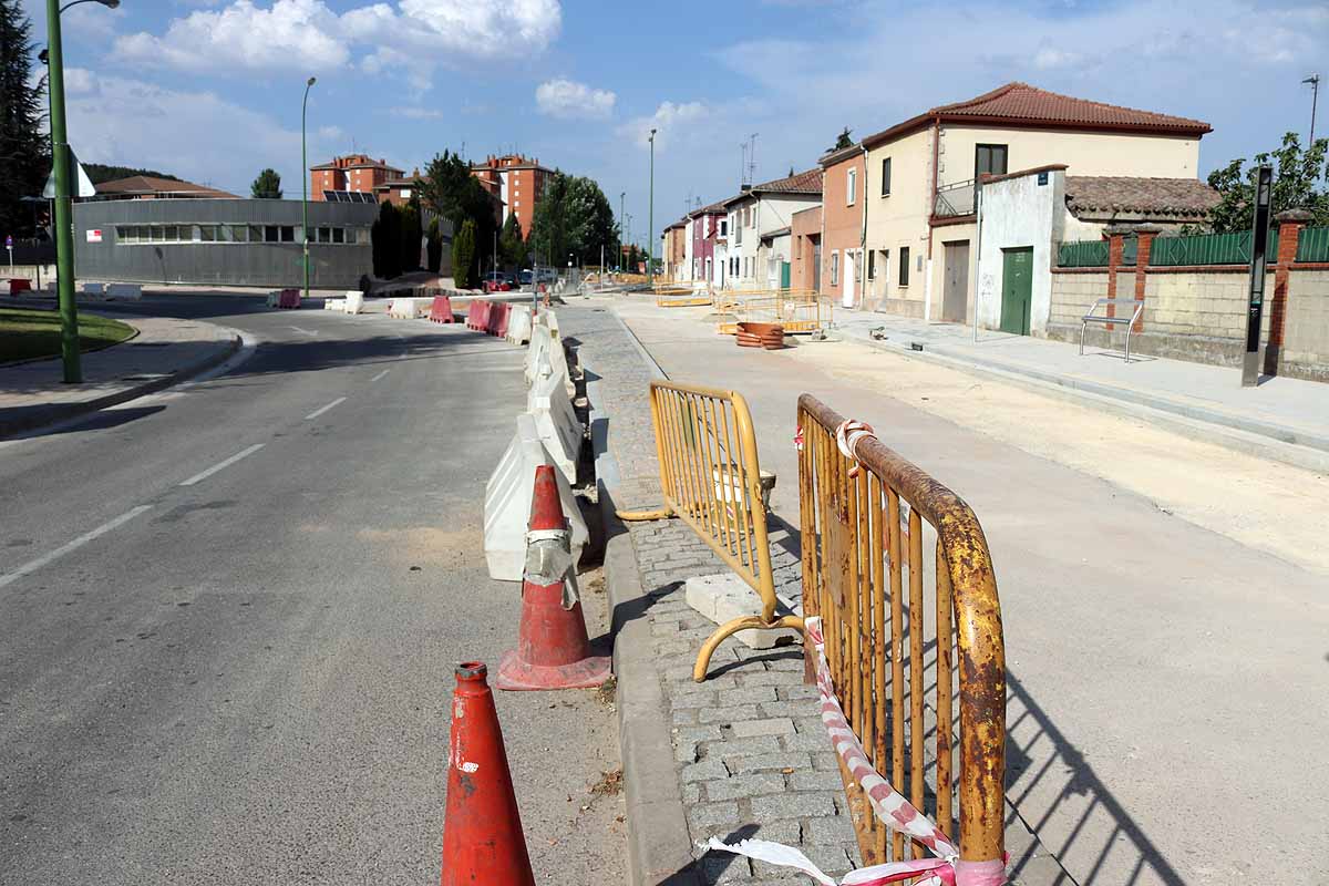 Durante los trabajos se ha reurbanizado el entorno de esta ubicación mejorando la accesibilidad de los itinerarios peatonales, se recibirán con un más de un mes de antelación.