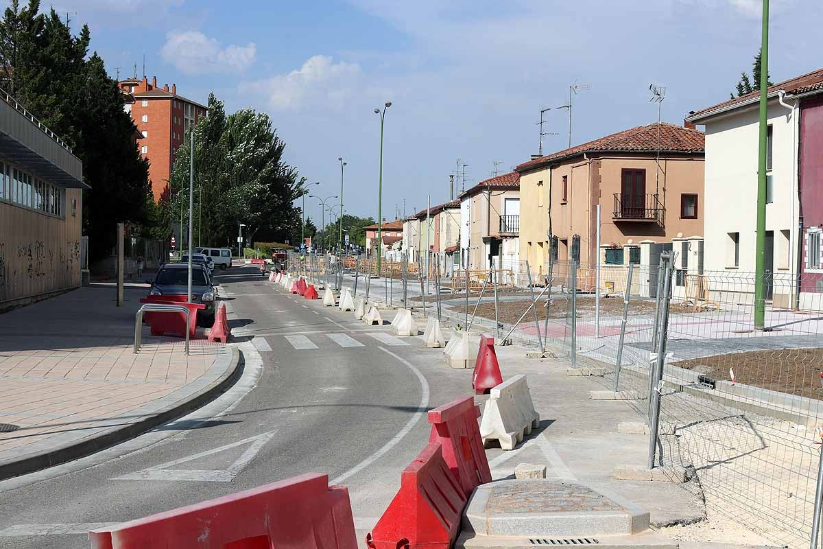 Durante los trabajos se ha reurbanizado el entorno de esta ubicación mejorando la accesibilidad de los itinerarios peatonales, se recibirán con un más de un mes de antelación.