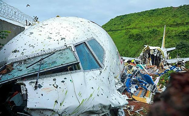 Restos del avión siniestrado en India..