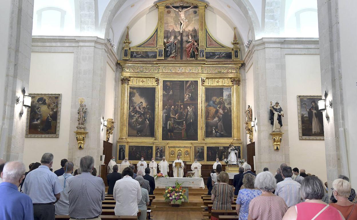 En la iglesia se ha reducido el aforo para mantener la distancia de seguridad. 