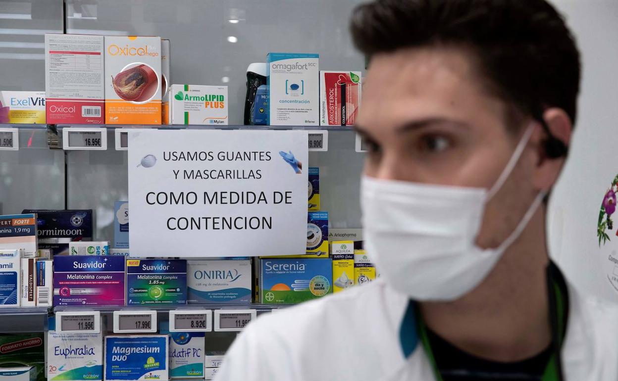 Medidas de protección frente a la covid en una farmacia. 