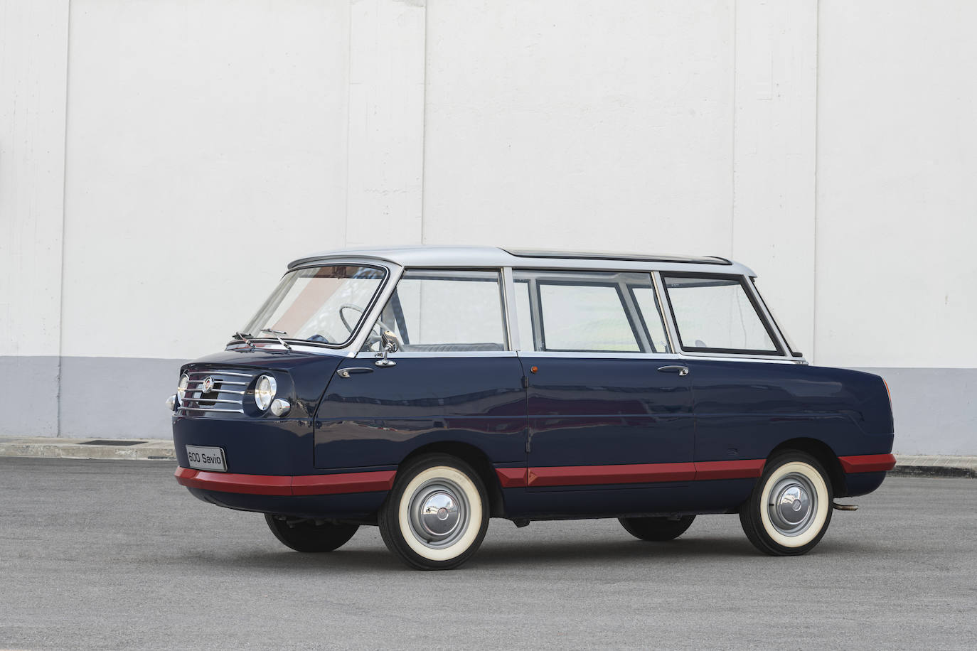 Hubo que esperar hasta 1964 para que otro icono de SEAT, el SEAT 600 fuera utilizado como coche de autoridades en la fábrica. Nadie diría que este modelo utilitario sirviera de base para el SEAT Savio. La empresa italiana Carrozzeria Savio llevó a la práctica el sorprendente diseño de Pietro Frua.