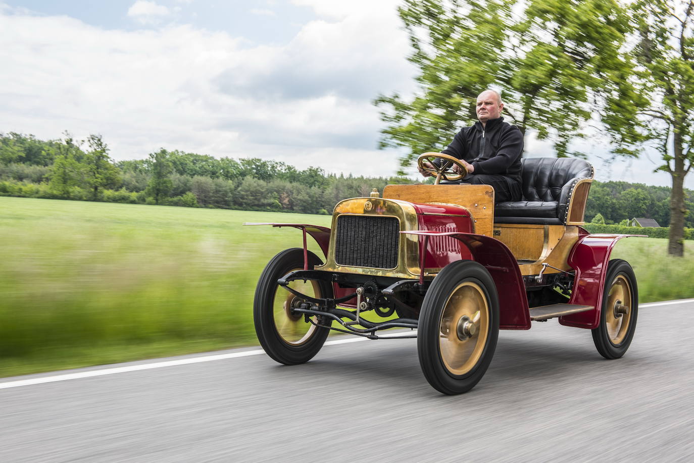 "Impulsada por su rápido crecimiento, en 1905, la firma L&K presenta su primer automóvil: el VOITURETTE A. El vehículo impresiona por su precio razonable y su gran practicidad y robustez.    El motor de dos cilindros en V con un rendimiento de 7 caballos de potencia y una capacidad de 1005 cm3 acelera el automóvil, de solo 600 kg, a una velocidad máxima de 40 km/h."