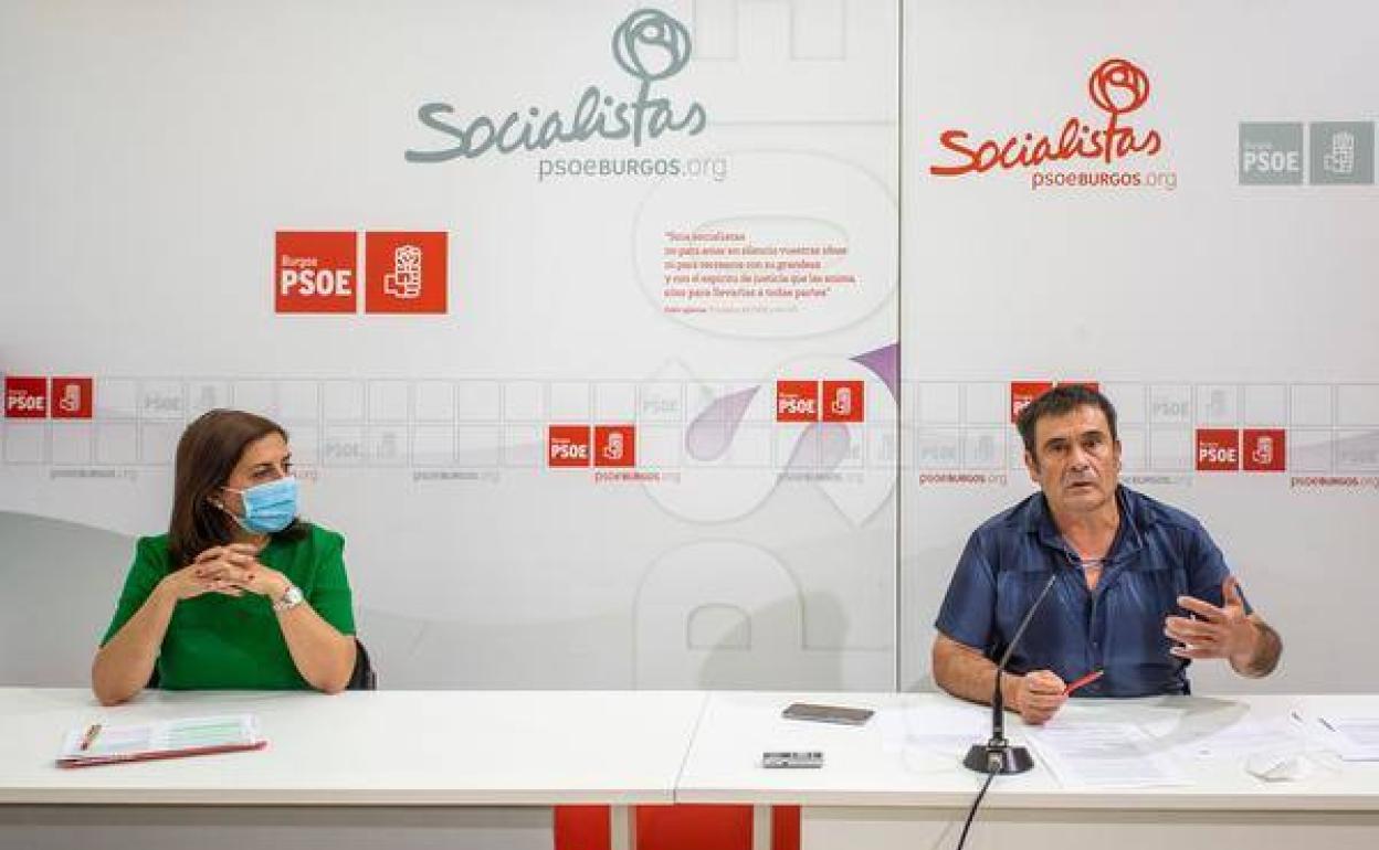Esther Peña y Jesús Puente en rueda de prensa para abordar la situación actual de la sanidad en el medio rural.