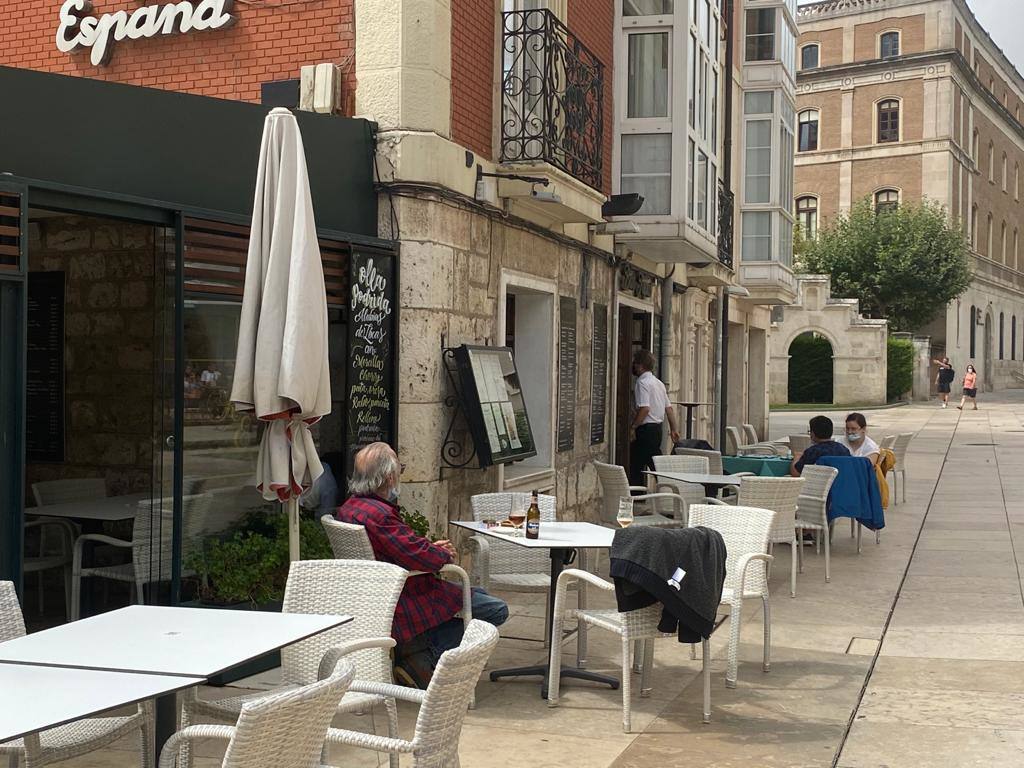 Fotos: Primer día de prohibición de fumar sin distancia de seguridad en Burgos