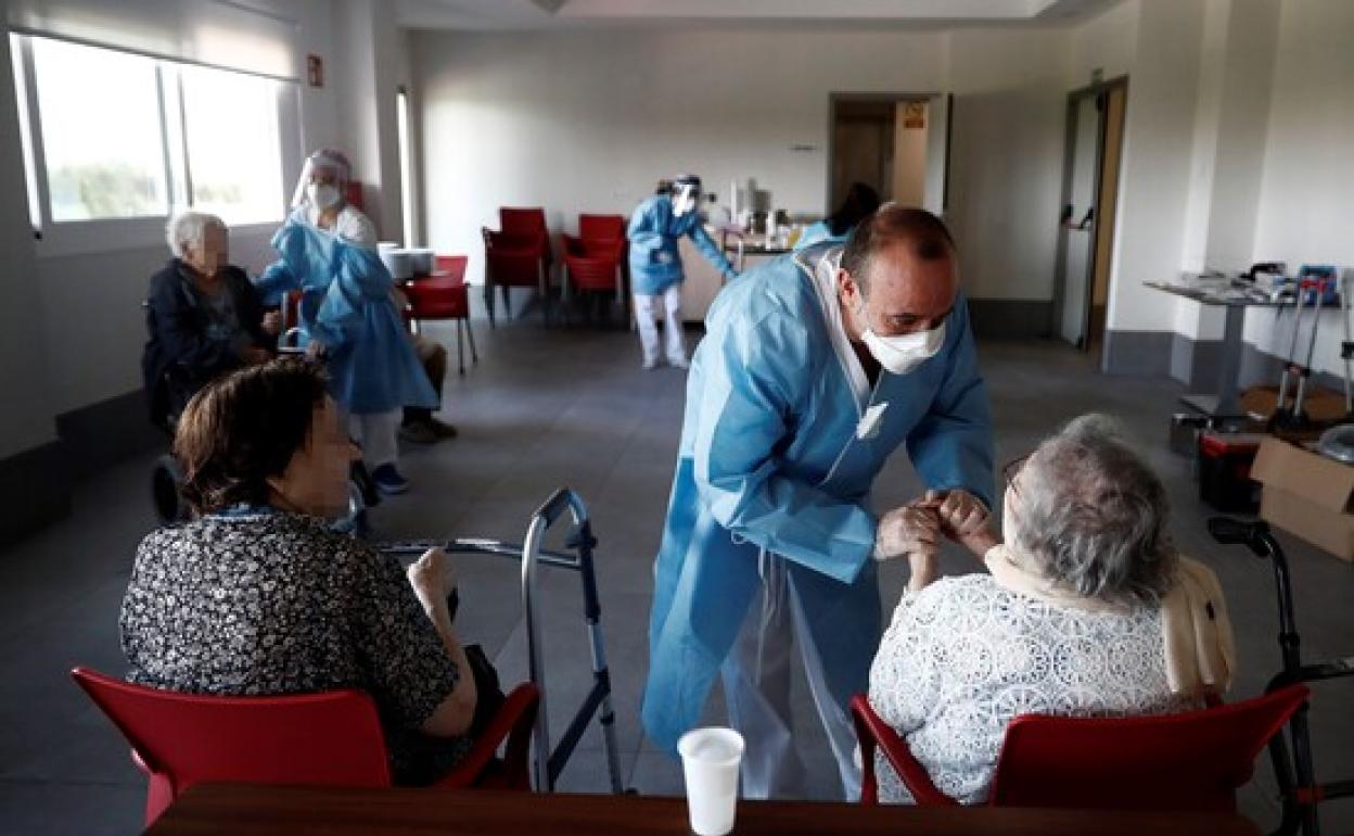 Atención a los ancianos y tareas de desinfección de la Residencia Casablanca, en Madrid 