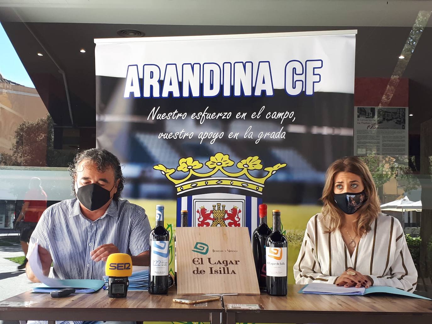 Héctor Díez y Patricia del Cura, secretario y presidenta de la Junta Electoral, en rueda de prensa este lunes. 