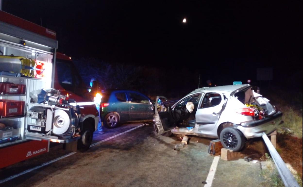 Los dos coches quedaro destrozados. 